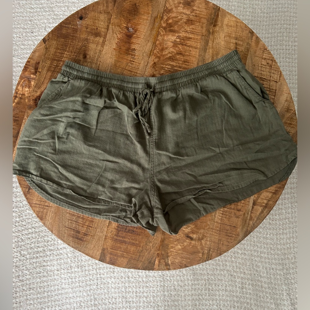 Universal Thread Green Shorts Relaxed Fit